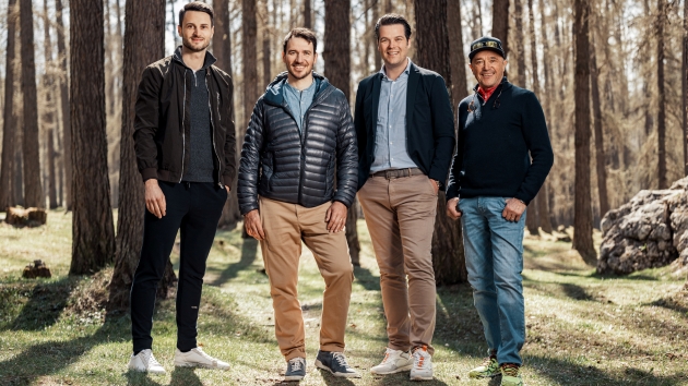 Felix Neureuther ist Markenbotschafter von Elk - Hannes Artner (Elk Marketingleiter), der ehemalige Skirennfahrer Felix Neureuther, Thomas Scheriau (Elk Geschäftsführer) und Neureuther-Manager Christian Neureuther - Quelle: Elk Fertighaus GmbH/Dominik Stixenberger